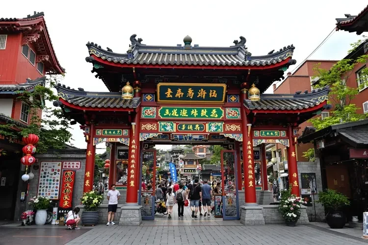 每日黑料大赛 - 顶流小生深夜现身便利店，被拍到买关东煮素颜照疯传